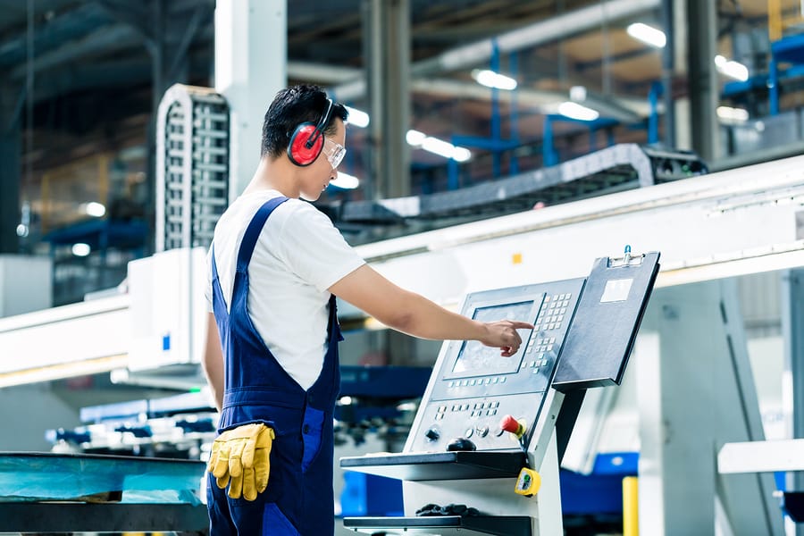 Operator aan een CNC-machine, eigenaarschap over je systemen begint op de vloer