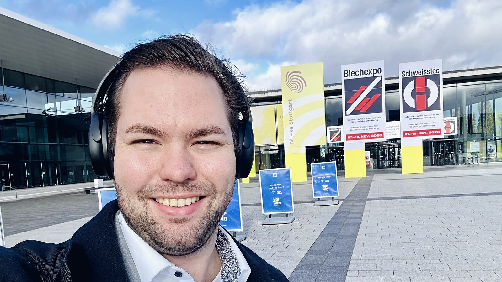 Luke voor de ingang van Blechexpo in Stuttgart