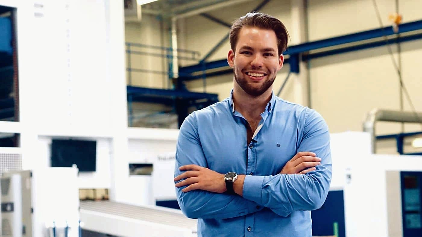 Luke van Enkhuizen in een productiehal met kantbanken